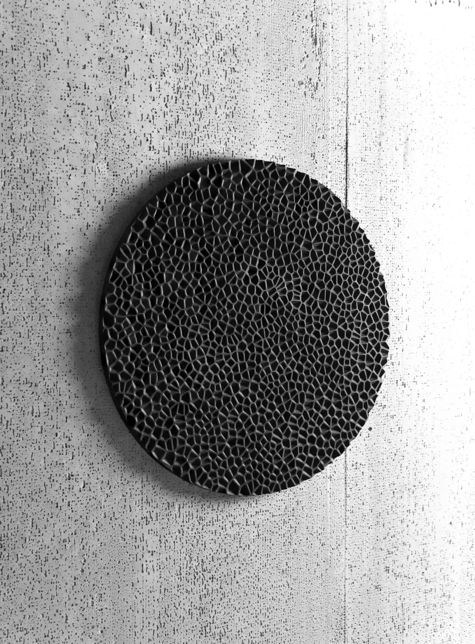 Holes iroko - Round Wood Wall Hanging